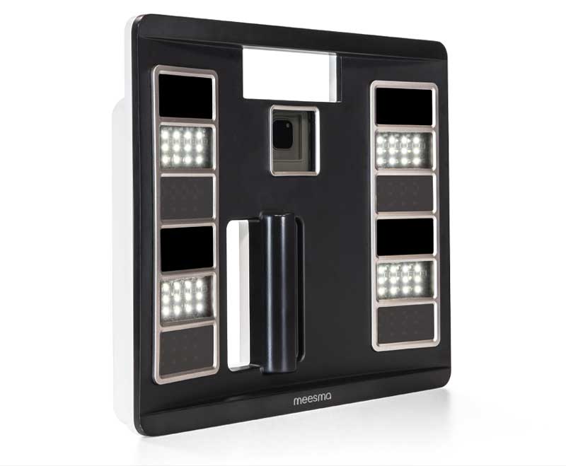 Vista frontal del dispositivo portátil para fotos de dermatología y estética con una de las cuatro luces encendidas